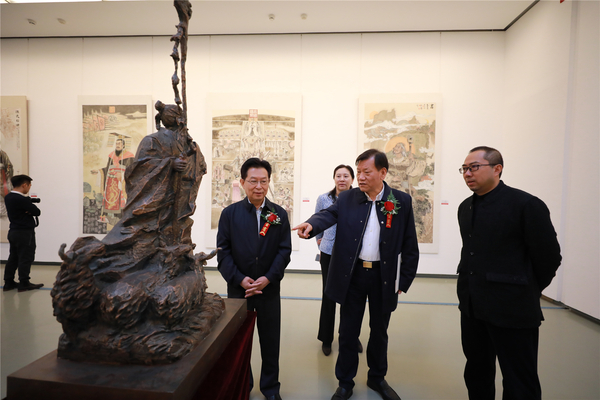 13、嘉宾观看展览