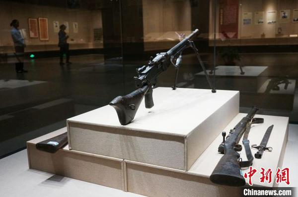 解放战争时期轻机枪、步枪?！∨坊堇?摄