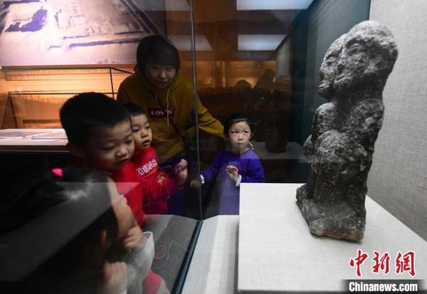 图为小朋友观赏石雕?！≌喷?摄