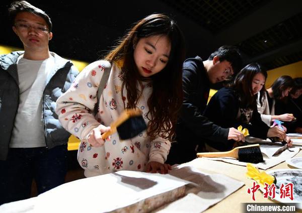 图为参观者体验制作岩画拓片?！≌喷?摄