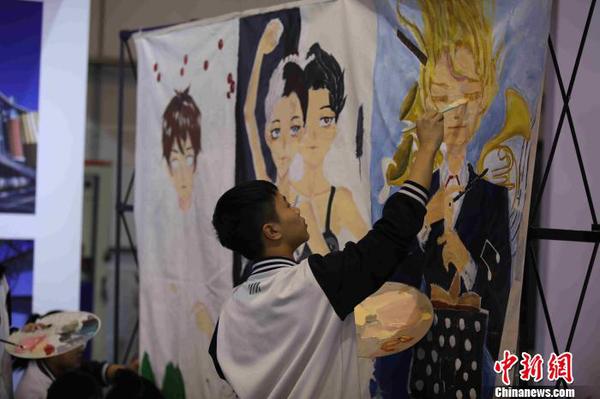 参展者现场进行创作。　胡耀杰 摄