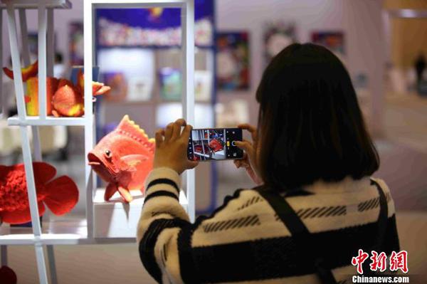 文创产品吸引观展者驻足拍照?！『?摄