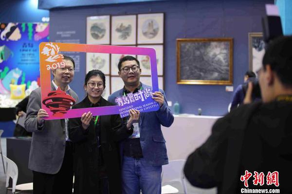 观展者纷纷拍照留念?！『?摄