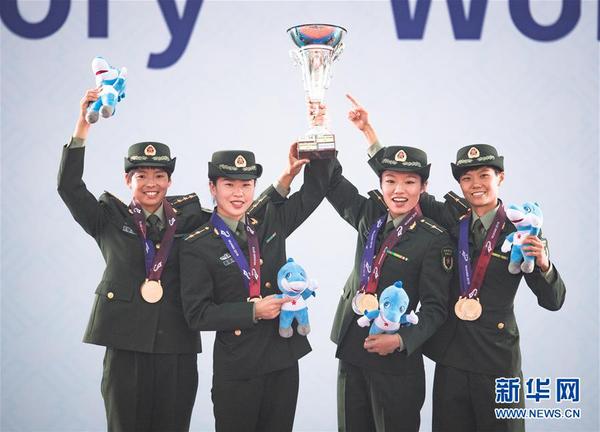 7　10月24日，中国军事五项选手卢嫔嫔、管超楠、孙洪燕、王堂林（由右至左）在第七届世界军人运动会颁奖仪式上。新华社记者肖艺九摄