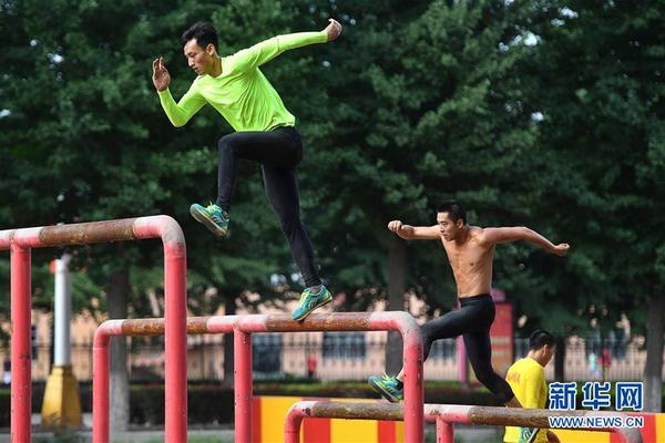 8  这是八一军事五项队男队员在进行500米障碍跑训练（2019年6月28日摄）。新华社记者熊琦摄