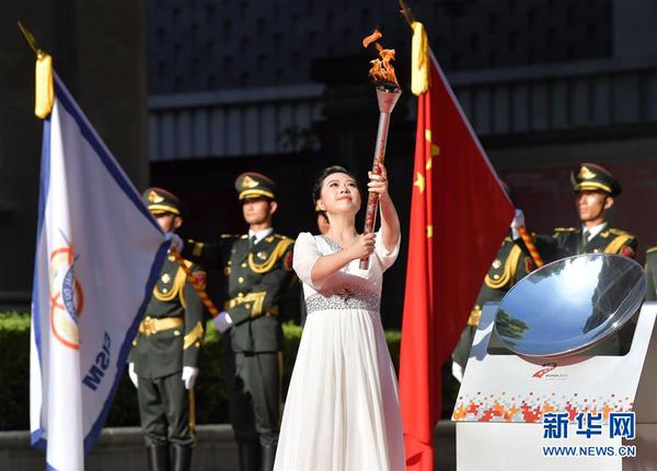 9　2019年8月1日，采火使者方铭璐在第七届世界军人运动会圣火火种采集和火炬传递启动仪式上点燃采火棒。新华社记者彭昭之摄