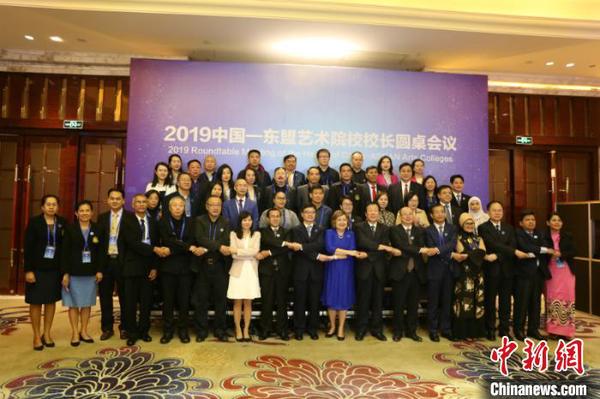 图为与会嘉宾合影留念 林浩 摄 图为与会嘉宾合影留念 林浩 摄