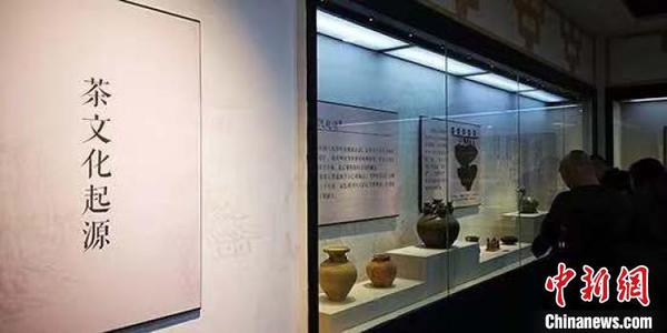 图为游客“打卡”博物馆 吕蓉 摄 图为游客“打卡”博物馆 吕蓉 摄