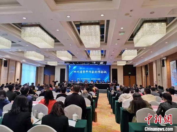 阿来寄语青年作家：要做那辟地、植树、掘井开泉的人