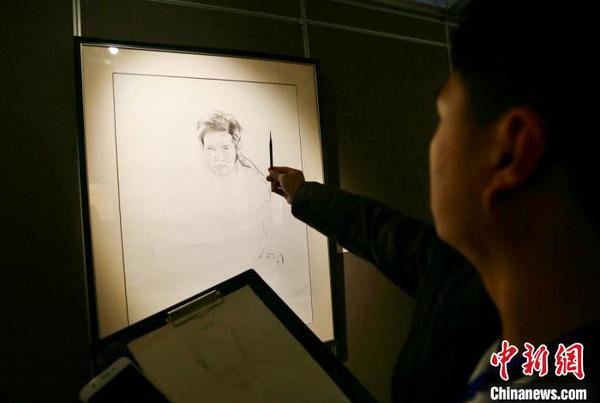 10月26日至11月6日，“艺意相融，源远流长——国际美术教育作品展”在兰州举行。图为兰州艺术生对俄罗斯画家作品进行临摹。　高展 摄