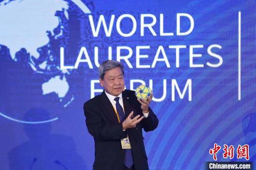 论坛现场，饶子和手持3D模型，向与会者进行讲解。