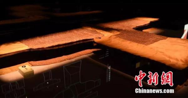 复制版与原文物 南京云锦博物馆供图 点击进入下一页