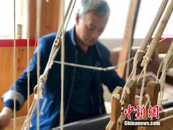 杨建顺主持织造工作 徐珊珊 摄 点击进入下一页