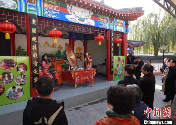 图为吴桥杂技大世界里的“非遗”表演?！〉杂鸺?摄