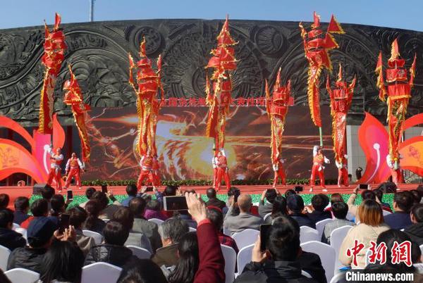 图为杂技《舞中幡》?！〉杂鸺?摄