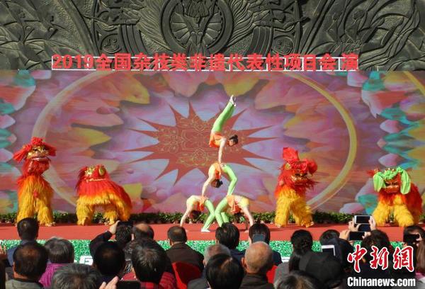 图为开幕式现场的杂技表演。　翟羽佳 摄