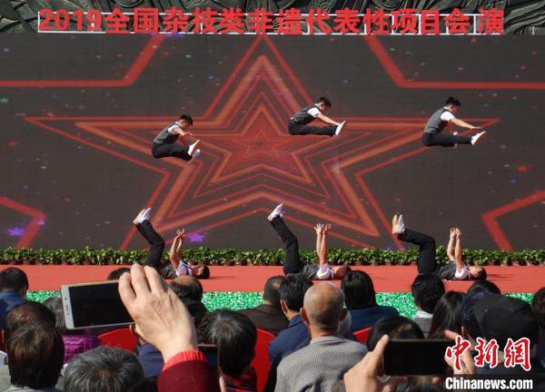 图为山东杂技表演者上演《蹬人》?！〉杂鸺?摄