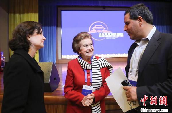 与会嘉宾热切交流 杜洋 摄 与会嘉宾热切交流 杜洋 摄