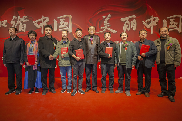 一类作品获奖者代表与颁奖嘉宾合影