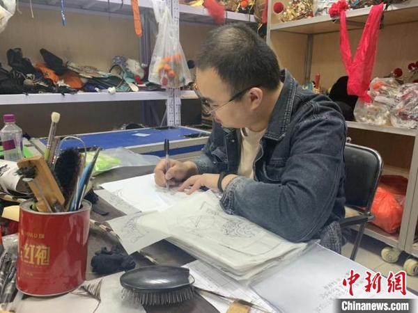 盔帽管理员邱粟杨?！『武?摄