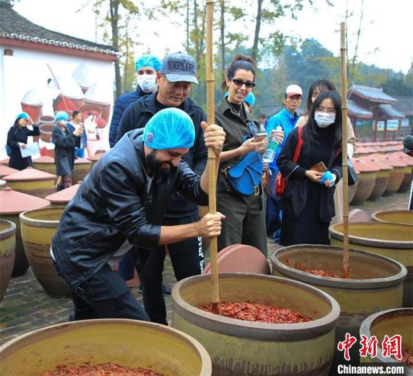 “世界熊猫青年记者·追成都”打卡郫都战旗村