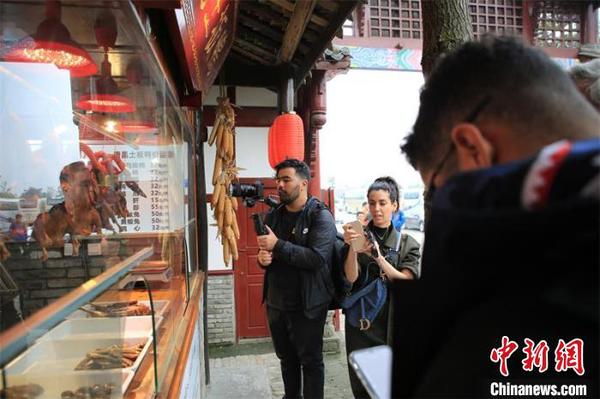 参访郫都乡村十八坊内琳琅满目的乡村土特产?！〔萄?摄