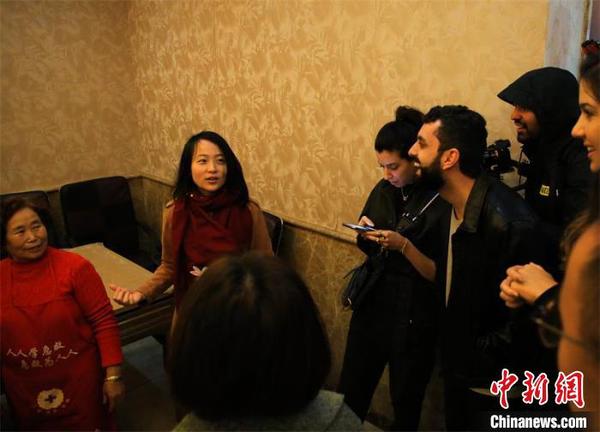 巴西记者们参观村民的起居。　蔡延 摄