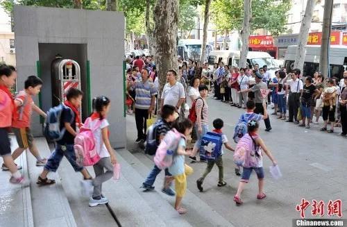 资料图:孩子离开学校 <a target='_blank' href='http://www.chinanews.com/'>中新社</a>发 张畅 摄 资料图:孩子离开学校 <a target='_blank' href='http://www.chinanews.com/'>中新社</a>发 张畅 摄