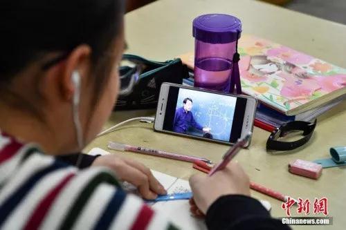 资料图：昆明中小学生在图书馆自习室内写作业。<a target='_blank' href='http://www.chinanews.com/'>中新社</a>记者 任东 摄