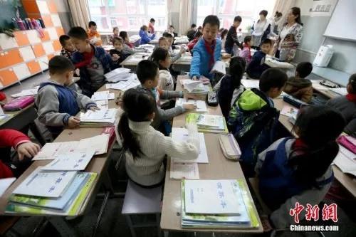 资料图：山西太原新建路小学的小学生们开始返校上课。张云 摄