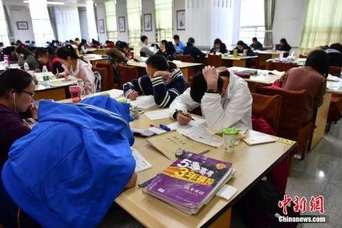 资料图：昆明中小学生在图书馆自习室内写作业。<a target='_blank' href='http://www.chinanews.com/'>中新社</a>记者 任东 摄