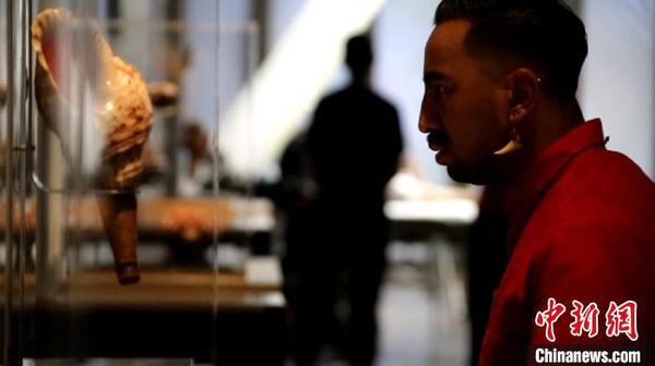 “TukuIho生生不息”毛利文化展上，观众在观看毛利族乐器?！〗鹧?摄