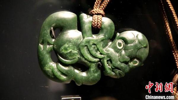 “TukuIho生生不息”毛利文化展展出的毛利族玉雕?！〗鹧?摄