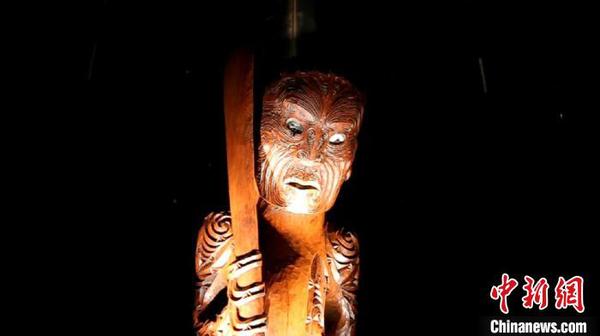 “TukuIho生生不息”毛利文化展展出的雕刻品?！〗鹧?摄