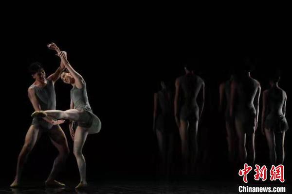 图为中央芭蕾舞团演出前排练?！】灯?摄