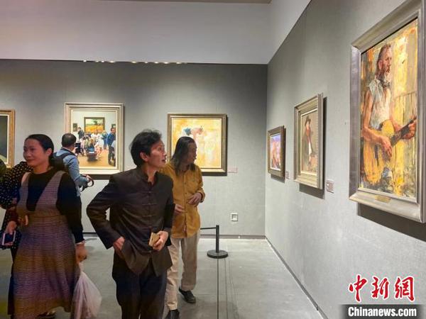 观众欣赏画作?！÷骋?摄