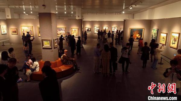 132件油画作品参展?！〕驴迫?摄