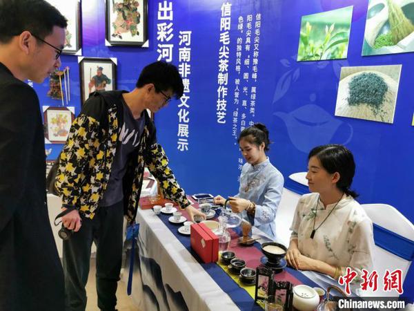 首届全球文旅创作者大会闭幕式现场的信阳毛尖茶技艺展示 韩章云 摄 首届全球文旅创作者大会闭幕式现场的信阳毛尖茶技艺展示 韩章云 摄