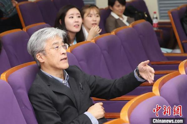 日本大阪大学总合博物馆长，文学研究院永田靖教授正在会上点评?！≤缝?摄