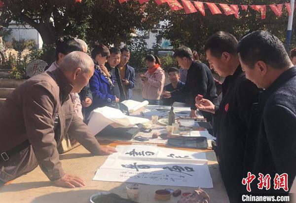 图为文人书写“美丽乡村”?！≈有?摄