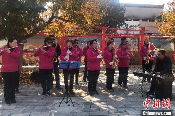 图为艺人表演?！×跤裉?摄