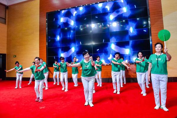 队员平均年龄超过65岁的“炫彩右安”舞蹈队热情跳起《等灯、等灯》 点击进入下一页