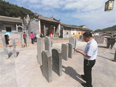 罗氏家庙门前的旗杆夹 点击进入下一页