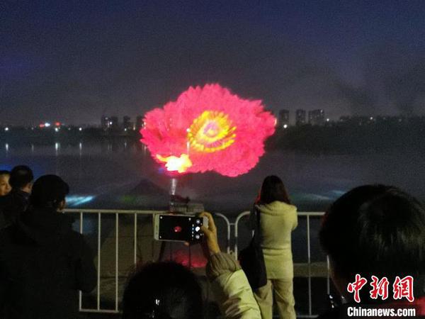 市民拿出手机拍下美丽画面?！≌怨鸹?摄