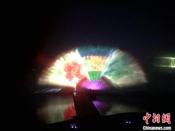 中国扇子?！≌怨鸹?摄