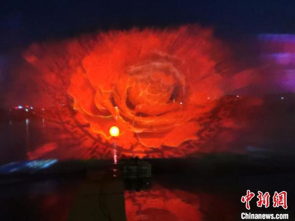 水面上升起巨大花朵?！≌怨鸹?摄