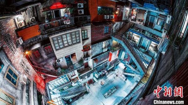 文和友店内还原了80年代的长沙街巷。供图