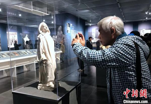 参观者拍摄让·朴舍雕塑原作?！〉讼?摄