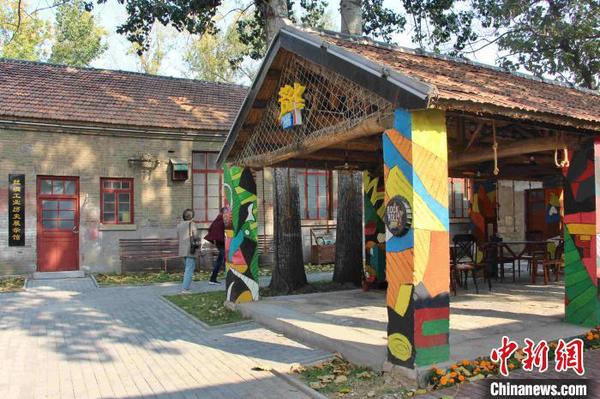 图为“丝路绸语”文化创意园内建有丝绸工业历史展示馆?！≌韵?摄