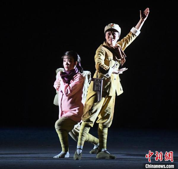 闽剧《生命》由一级演员、中国文化艺术政府奖文华表演奖获得者、中国戏剧梅花奖得主周虹(右)和一级演员、中国戏剧梅花奖得主陈琼(左)领衔主演?！〖钦吡蹩筛?摄